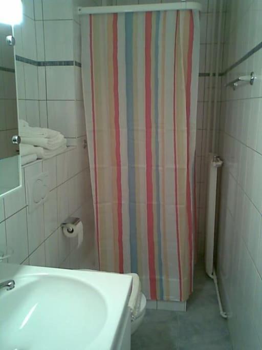 8 Minutes Walking From Train Station Apartment *