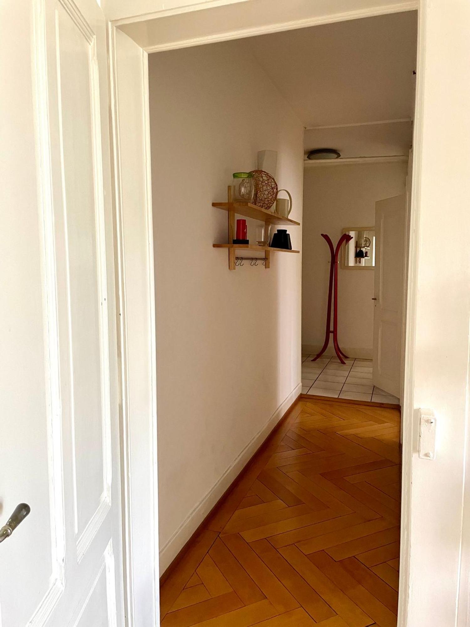 8 Minutes Walking From Train Station Apartamento